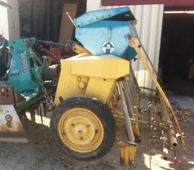 Fichier:Semis d'engrais verts dans les inter-rangs de vigne 5.jpg